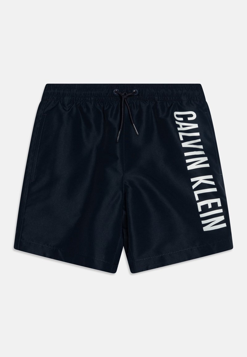 Námornícke plavky vyrobené z hladkého materiálu s elastickým pásom, nastaviteľnou šnúrkou a bielym logom "CALVIN KLEIN" vytlačeným vertikálne.