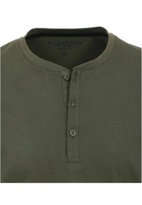 Oliwkowa koszulka typu henley z krótkim rękawem, zaokrąglonym kołnierzykiem, trzema guzikami, miękką fakturą i regularnym krojem. Metka marki "REDMOND" wewnątrz.