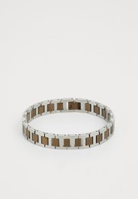 Bracelet en métal argenté avec des maillons rectangulaires alternant entre des accents bruns lisses et texturés. Fini brillant, design flexible.