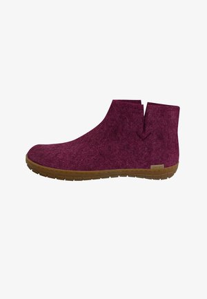 Knöchelhoher Stiefel mit niedriger Schaftkonstruktion, weinrotem Filzoberteil und hellbrauter Gummisohle, mit seitlichem Ausschnitt und dezentem Branding in der Nähe der Ferse.