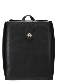 Svart läderryggsäck med en strukturerad design, med en frontknapplåsning, platta sidor och ett öglhandtag upptill.