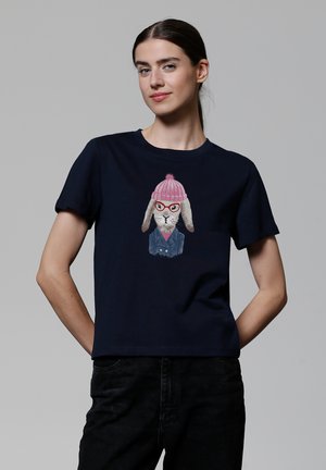 Navyblauwe katoenen t-shirt met een afbeelding van een konijn in een roze beanie en met een bril, met gedetailleerde gelaatskenmerken en een spijkerjack.