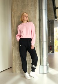 adidas Originals NEUCLASSICS JOGGERS - Pantaloni de trening - black