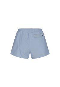 Bañador azul claro con cinturilla elástica, dos bolsillos traseros con franjas de acento gris y una textura de tela suave y ligera.