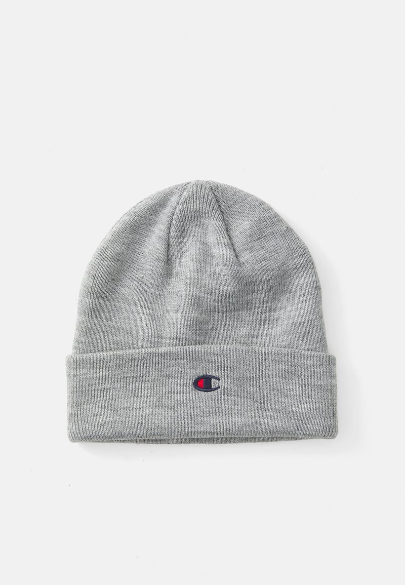 Grå stickad mössa med vikbar kant. Har en liten broderad logotyp i röd och blå. Mjuk textur, rundad topp, lätt design.