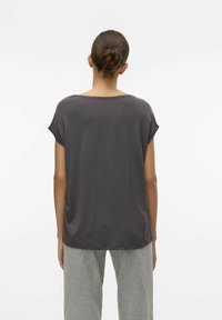 Dunkelgraues T-Shirt mit lässiger Passform, kurzen Ärmeln, rundem Halsausschnitt und weicher Textur; kombiniert mit hellgrauen, weitem Beinen.