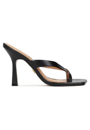 Sandale à talon haut en cuir noir avec bout carré ouvert, design à lanière en doigt de pied, et talon mince évasé.