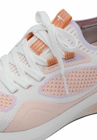Zapatilla ligera con una parte superior de malla blanca, acentos texturizados en rosa y lavanda, y detalles en naranja. Presenta cordones blancos y una suela duradera.