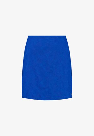 Kék mini szoknya domború nagy virágmintával és A-vonalú fazonnal.