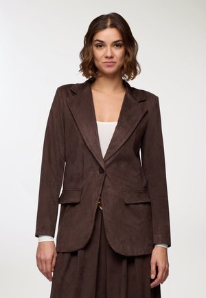 Blazer in suede marrone con bavero a punta, chiusura a singolo bottone, due tasche anteriori e maniche lunghe. Tessuto liscio con vestibilità sartoriale.