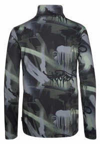 Chemise à manches longues noire, verte et grise avec un motif en spray. Présente un col haut et une texture lisse. Les accents incluent des imprimés de style graffiti.