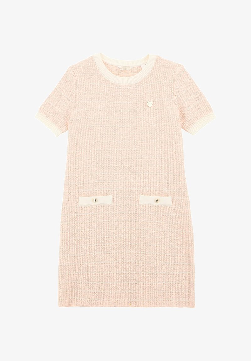 Világos rózsaszín, rövid ujjú ruha textúrált mintával, bézs díszítéssel a nyakán és az ujjakon, két elülső zsebbel, gombos díszítéssel.