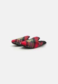 Pantofole a quadri rosse e nere con punte appuntite, rivestite con un interno morbido e dettagli del logo dorato. Suola nera per una migliore aderenza.