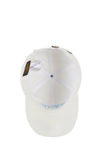 Hvid baseballkasket med indvendig svedbånd, blåt indvendigt print, justerbar rygrem og ventilationshuller langs siderne.
