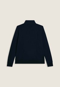 Giacca zip-up blu navy con colletto alto, maniche lunghe e orlo a costine. Tessuto liscio senza motivi visibili o decorazioni.