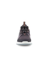 Scarpa sportiva grigio scuro con una tomaia texture, dettagli arancioni, chiusura con lacci e una soletta bianca, dotata di un piccolo linguetta sul retro per facilitare indossarla.