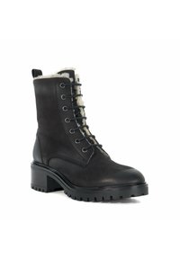 Zwarte leren enkelboot met een robuuste outsole, vetersluiting en een nepbontvoering aan de bovenkant. Blokhak met textuurdetails.