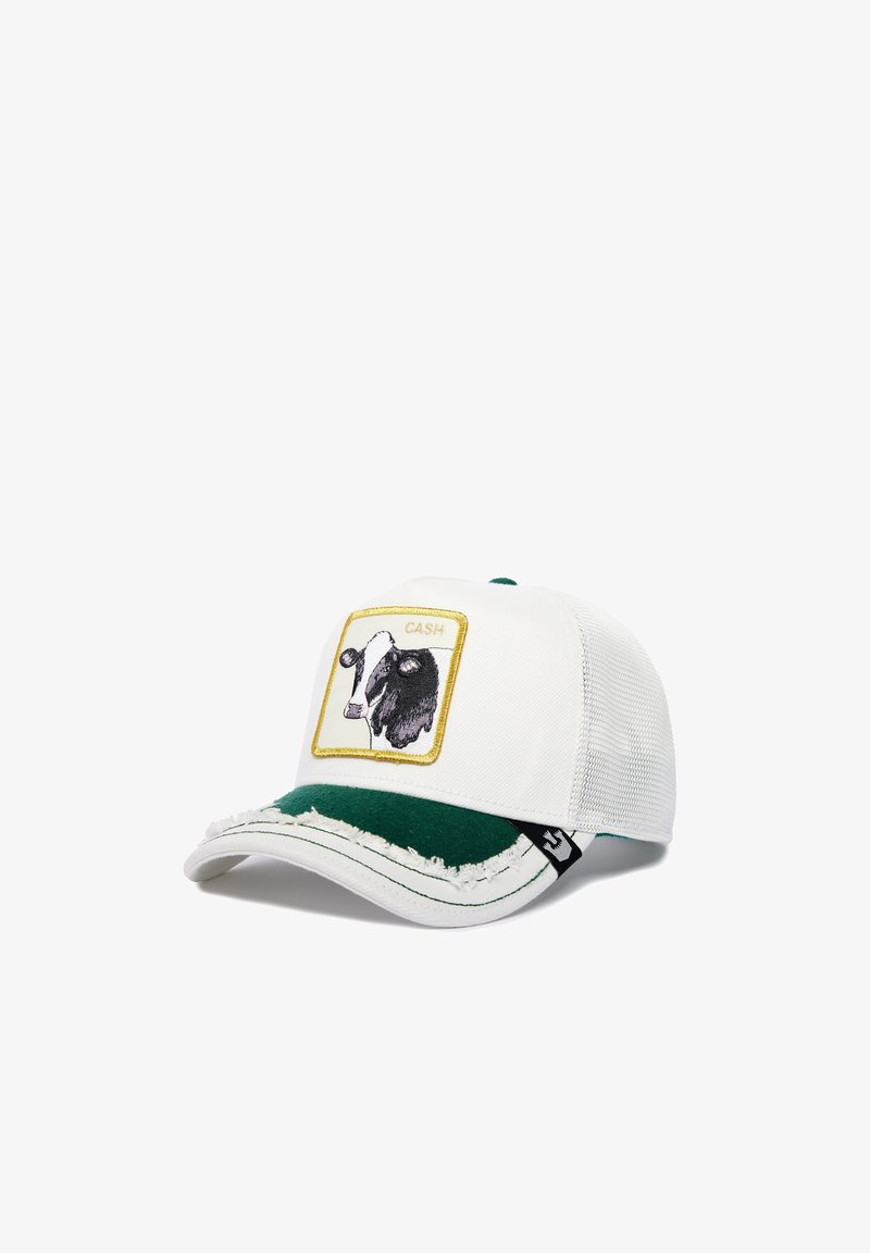 Gorra de béisbol blanca con acentos verdes, con un bordado de una vaca en blanco y negro en un cuadro amarillo. Visera desgastada y parte trasera de malla.