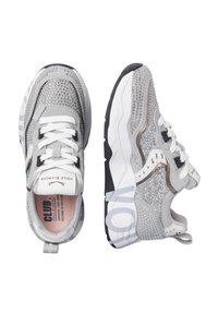 Sneaker argento e grigio con accenti di strass, tessuto testurizzato, suola a contrasto nera e bianca e lacci bianchi. Design multistrato.