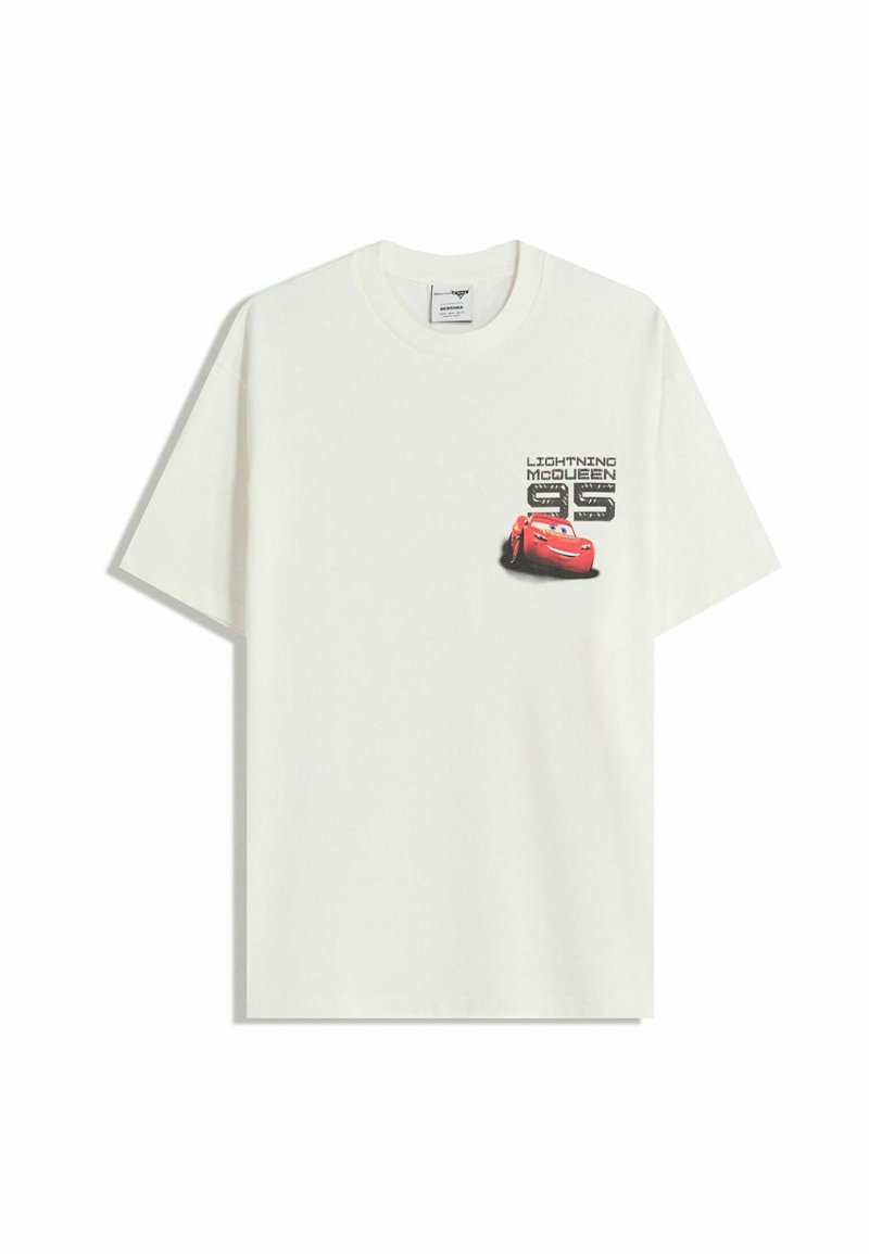 Bílý tričko s krátkým rukávem se malou grafikou červeného auta blesku McQueena a textem "Lightning McQueen 95" na levé straně hrudi.