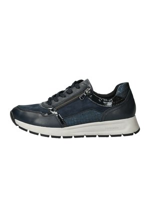 Baskets en cuir bleu marine avec des accents à motifs embossés, des détails noirs contrastants et une fermeture éclair sur le côté. Semelle blanche rembourrée pour plus de confort.