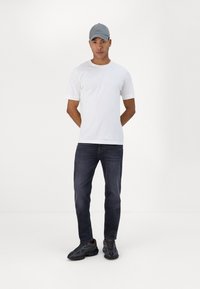 Tommy Jeans DAD REGULAR - Jeans Tapered Fit - denim black
