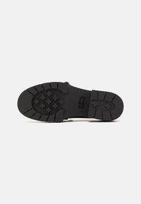 COACH LEAH QUILTED LOAFER - Mokasīni - black