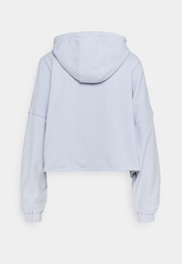 Felpa cropped azzurro chiaro con maniche lunghe e cappuccio, mostrata da dietro su uno sfondo bianco uniforme.