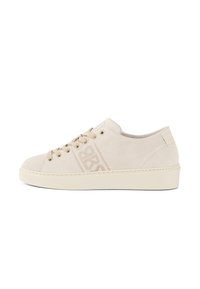 Baskets en daim beige avec un bout rond, des lacets plats, un détail de logo en relief et une semelle texturée, arborant un design minimaliste et une couleur neutre.