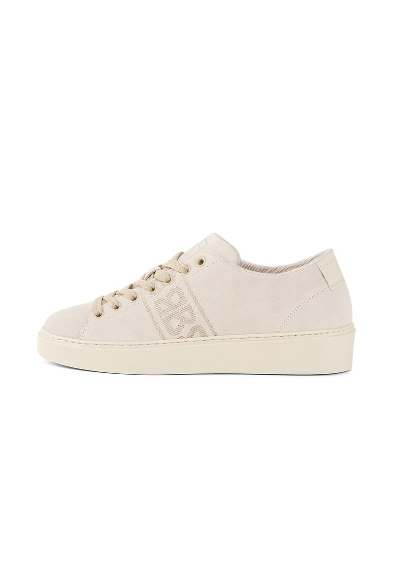 Baskets en daim beige avec un bout rond, des lacets plats, un détail de logo en relief et une semelle texturée, arborant un design minimaliste et une couleur neutre.
