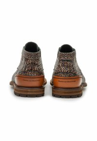 Botas de tobillo de cuero marrón con parte superior texturizada e iridiscente. Presentan un tacón marrón suave, una sutil marca y una suela resistente para tracción.