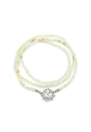 Mehrreihiges Armband aus weißen und blasspfirsichfarbenen Perlen mit silbernem Lotusblumen-Anhänger vor weißem Hintergrund.