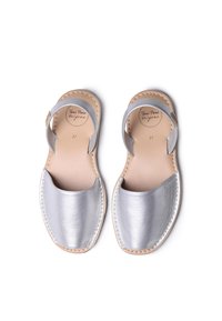 Silverfärgade läder sandaler med öppen tå-design, sidrem och sömdetaljer på en naturlig lädersula. Storlek 37 markerad inuti.