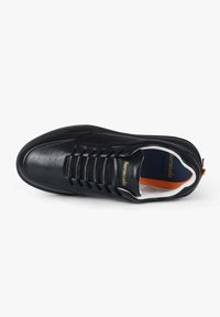 Sneaker in pelle nera con design perforato, lacci sul davanti, accento arancione a contrasto e logo dorato "Barracuda" sul lato.