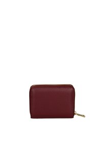 Portafoglio rosso in pelle con finitura testurizzata, chiusura con zip e accessori in tono dorato. Forma rettangolare compatta.