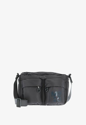 Sac bandoulière matelassé noir avec deux poches avant zippées, bandoulière ajustable et détail du logo brillant sur le côté. Texture douce avec un design élégant.