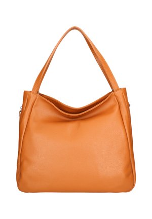 Hellbraune Lederhandtasche mit einem einzigen breiten Riemen und einer leicht gewölbten oberen Kante, dargestellt vor weißem Hintergrund.