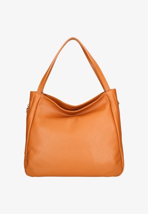 Hellbraune Lederhandtasche mit einem einzigen breiten Riemen und einer leicht gewölbten oberen Kante, dargestellt vor weißem Hintergrund.