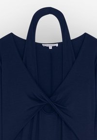 Haut sans manches bleu marine avec détail de nœud torsadé à l'avant et bretelle autour du cou, taille petite, sur fond blanc.