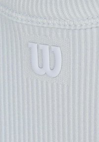 Weißer gerippter Stoff mit einem hervorgehobenen weißen "W"-Logo. Die Struktur ist glatt mit vertikalen Linien, die einen dezenten Designkontrast erzeugen.