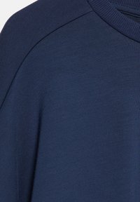 Tessuto di felpa blu navy con una texture morbida, dotato di un colletto a girocollo a coste e di un design delle spalle elegante e senza cuciture.