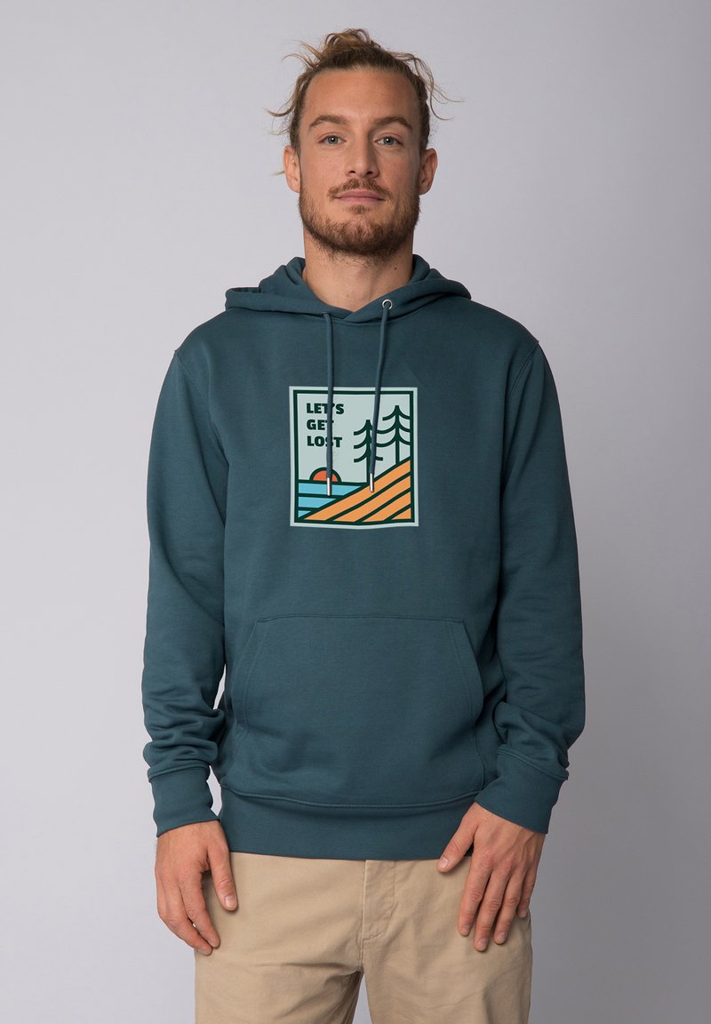 Türkisfarbener Hoodie mit einem Frontdruck von Bäumen und einem Sonnenuntergang. Aus weichem Stoff gefertigt, mit einer Kängurutasche und einer Kapuze mit Kordelzug.