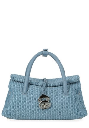 Borsa intrecciata azzurro chiaro con manici arrotolati e chiusura a girello argento sul davanti, forma trapezoidale con base strutturata.