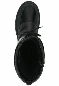 Botín de cuero negro con punta redonda, cuello acolchado, acentos verdes en contraste y cordones negros. Interior forrado con suave tela negra.