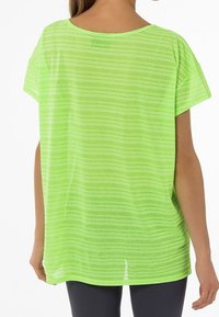 Ljusgrön randig t-shirt med avslappnad passform, överdimensionerade ärmar och rund halsringning. Tyget verkar mjukt och något genomskinligt.