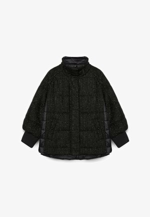 Schwarze Pufferjacke mit einer strukturierten, metallisch aussehenden Oberfläche, hohem Kragen und langen Ärmeln mit eng anliegenden Bündchen.