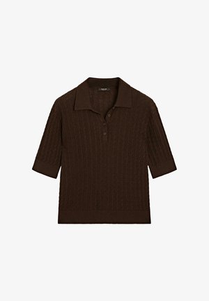 Braunes Poloshirt mit kurzen Ärmeln, ribbeliger Textur, flachem Kragen und einer Knopfleiste mit drei Knöpfen. Es hat eine lockere Passform und ein dezentes Strickmuster.