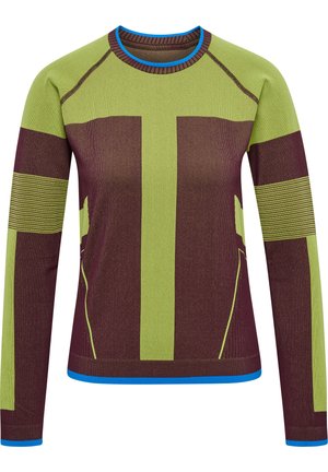 Langsleeve sporttop in groen en bordeauxrood, met een textuur van strepen, blauwe accenten en een ronde halslijn. Gemaakt van ademend, rekbaar materiaal.