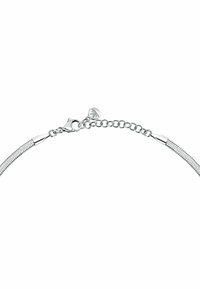 Bracciale in tonalità argentata con design intrecciato, dotato di chiusura a moschettone e catena regolabile per la personalizzazione della lunghezza.