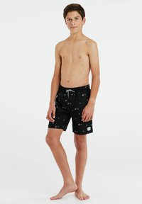 Zwarte zwemshorts met een trekkoord, voorzien van een kleurrijk patroon van vissen en ankers, gemaakt van lichtgewicht stof voor comfort.